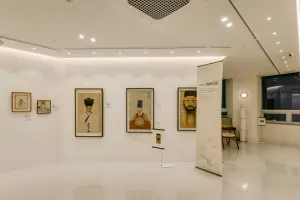 전통 초상화 전시가 빛나는 야간 갤러리 풍경